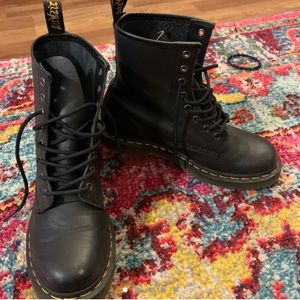 COPY - Black Dr. Martens 11821